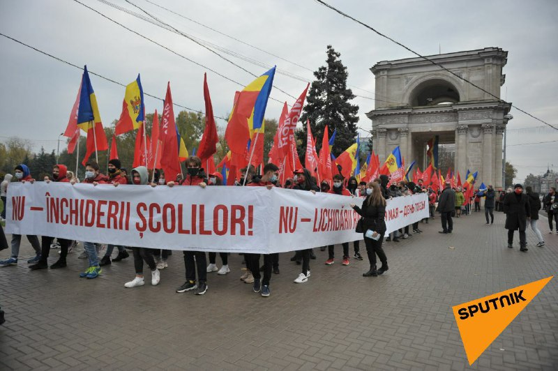 Demonstration gathering in central Chisinau in support of Dodon