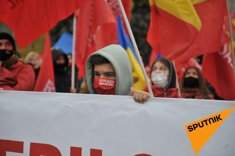 Demonstration gathering in central Chisinau in support of Dodon