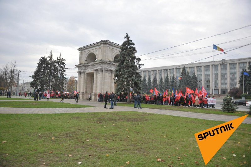 Demonstration gathering in central Chisinau in support of Dodon