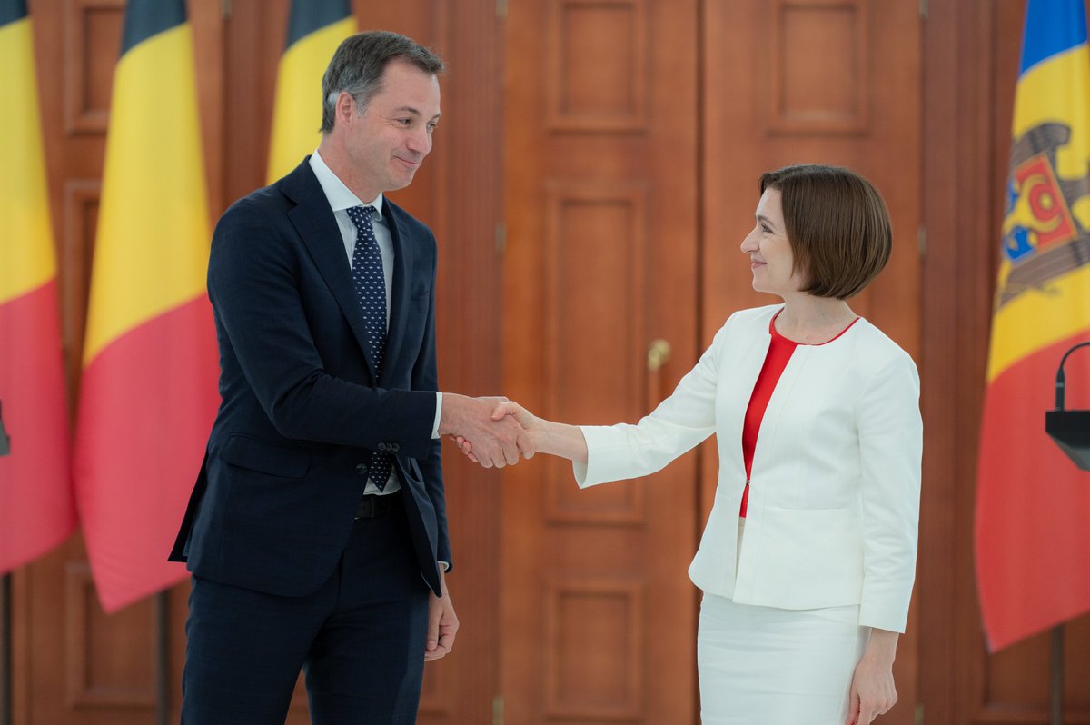 Maia Sandu: Welcomed Belgian PM @alexanderdecroo to Chisinau today. Had a good exchange on Moldova's humanitarian response to the war in Ukraine & its effects on our country. I look forward to expanding Moldova relations & count on Belgian support as we move on with our accession bid to the EU