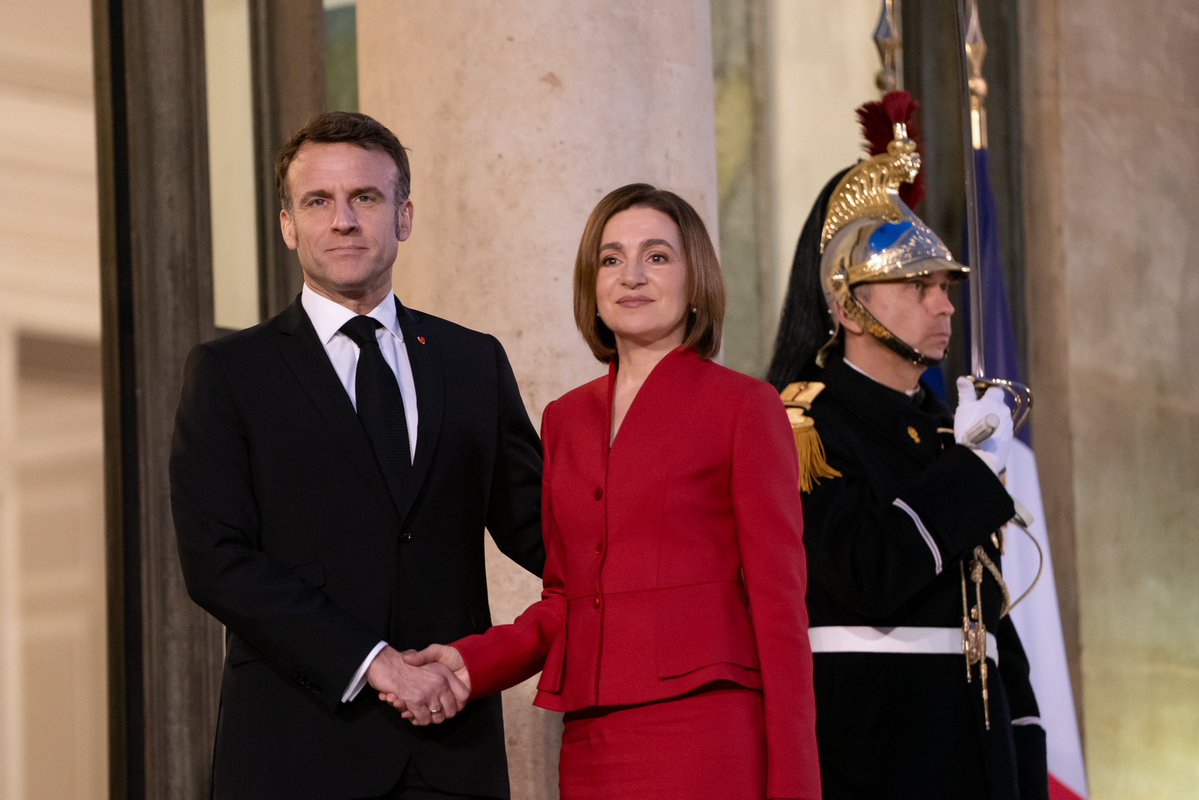 Moldavský prezident sa stretol s Macronom v Paríži. Macron: Drahá Maia, Francúzsko stojí za Moldavskom, aby podporilo moldavský ľud pri napĺňaní jeho európskych ambícií a spoločne vybudovali bezpečnejšiu a silnejšiu Európu, ktorá si môže slobodne zvoliť svoj vlastný osud