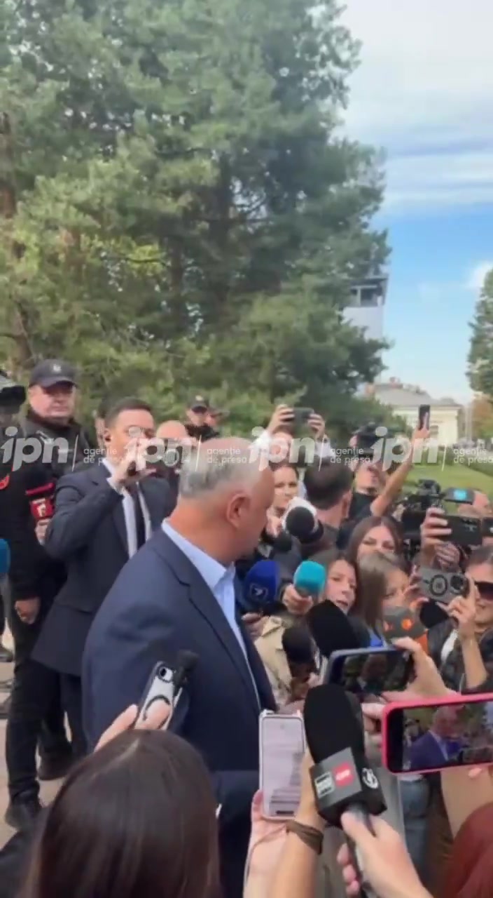 Moldova: The protest at Parliament began with provocations. A man shouting “Slava Ukraini” was removed from the crowd by carabineers just as PSRM leader Igor Dodon started speaking to the press