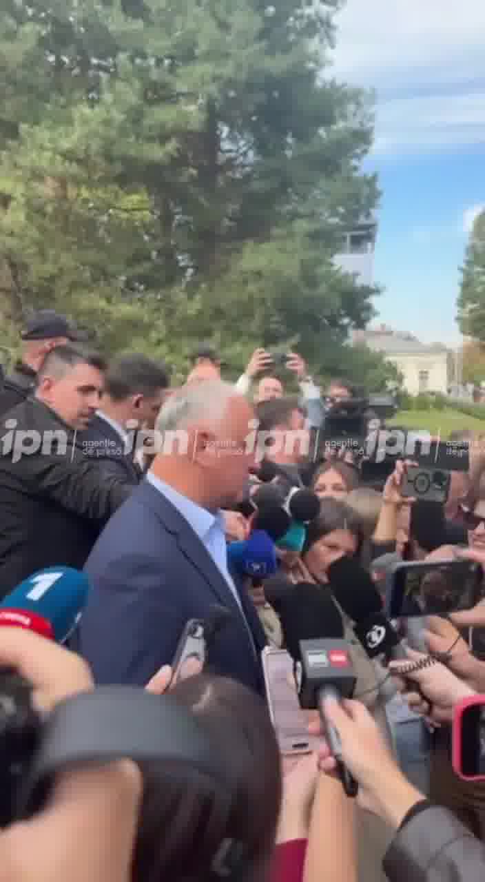 Moldova: The protest at Parliament began with provocations. A man shouting “Slava Ukraini” was removed from the crowd by carabineers just as PSRM leader Igor Dodon started speaking to the press