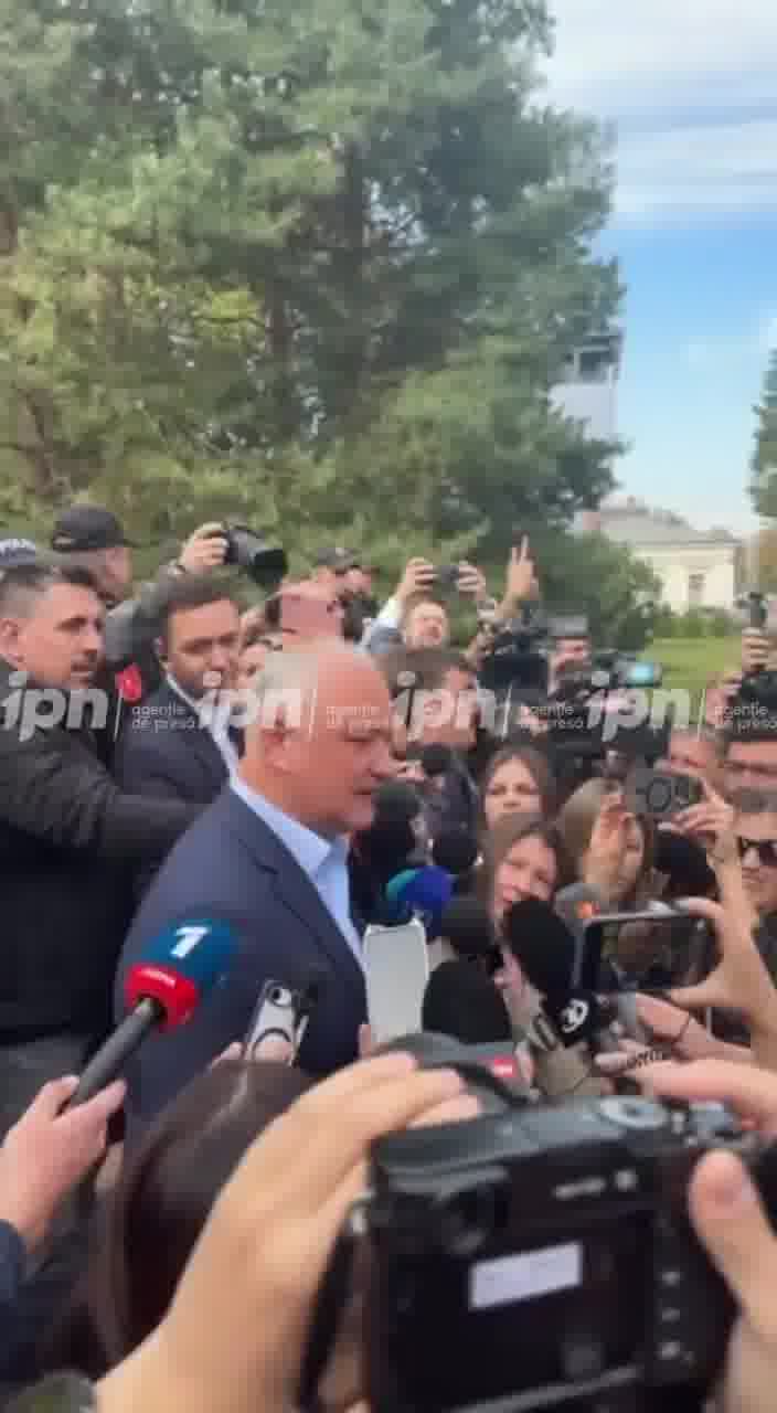 Moldova: The protest at Parliament began with provocations. A man shouting “Slava Ukraini” was removed from the crowd by carabineers just as PSRM leader Igor Dodon started speaking to the press