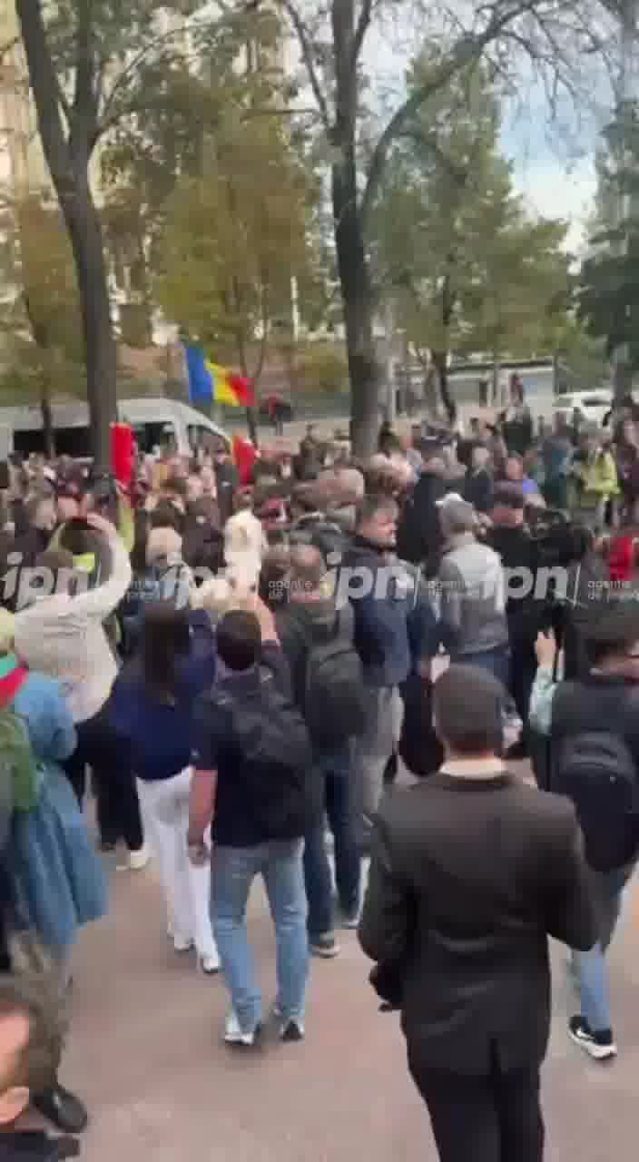 Moldova: The protest at Parliament began with provocations. A man shouting “Slava Ukraini” was removed from the crowd by carabineers just as PSRM leader Igor Dodon started speaking to the press