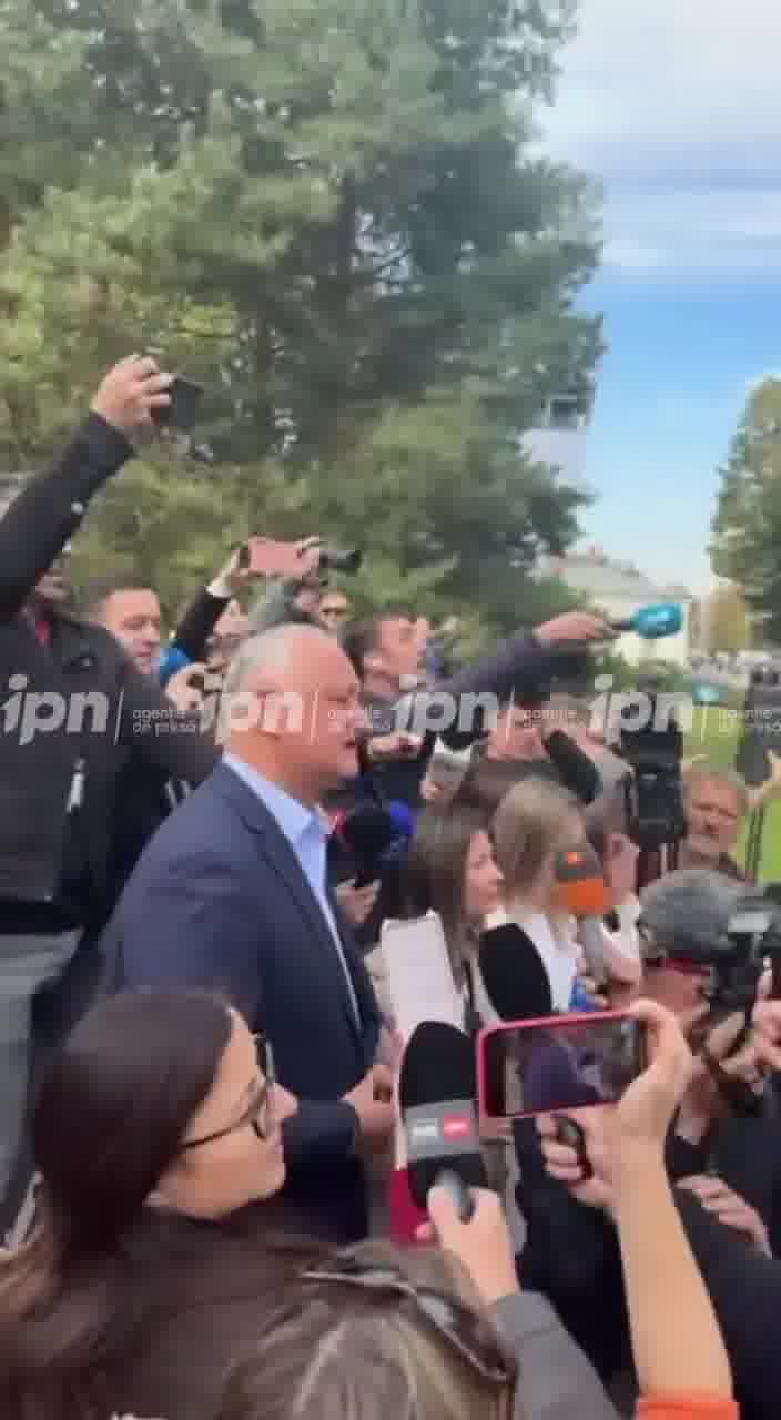 Moldova: The protest at Parliament began with provocations. A man shouting “Slava Ukraini” was removed from the crowd by carabineers just as PSRM leader Igor Dodon started speaking to the press