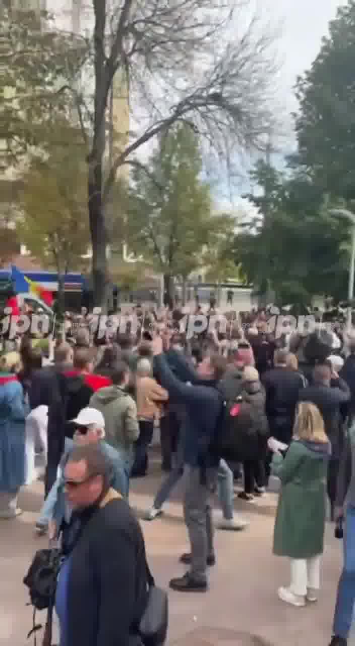 Moldova: The protest at Parliament began with provocations. A man shouting “Slava Ukraini” was removed from the crowd by carabineers just as PSRM leader Igor Dodon started speaking to the press